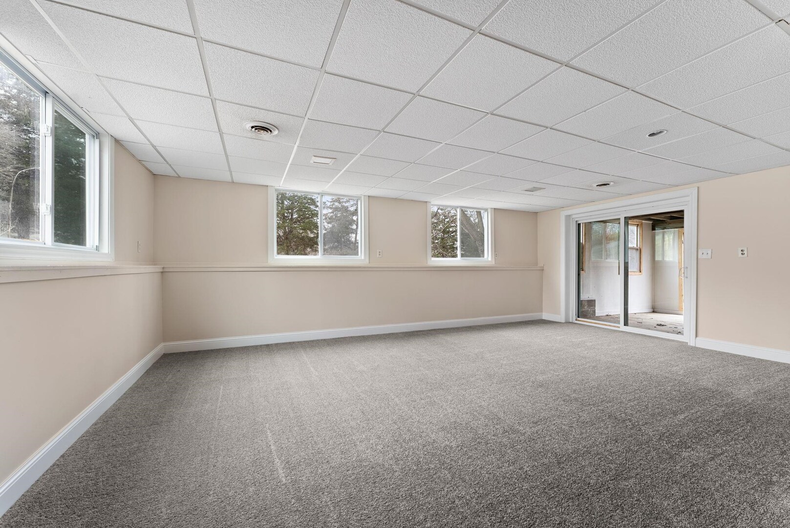 1920 River Vista Road Muscatine, IA 52761 - Photo 20 of 24 a view of empty room with windows
