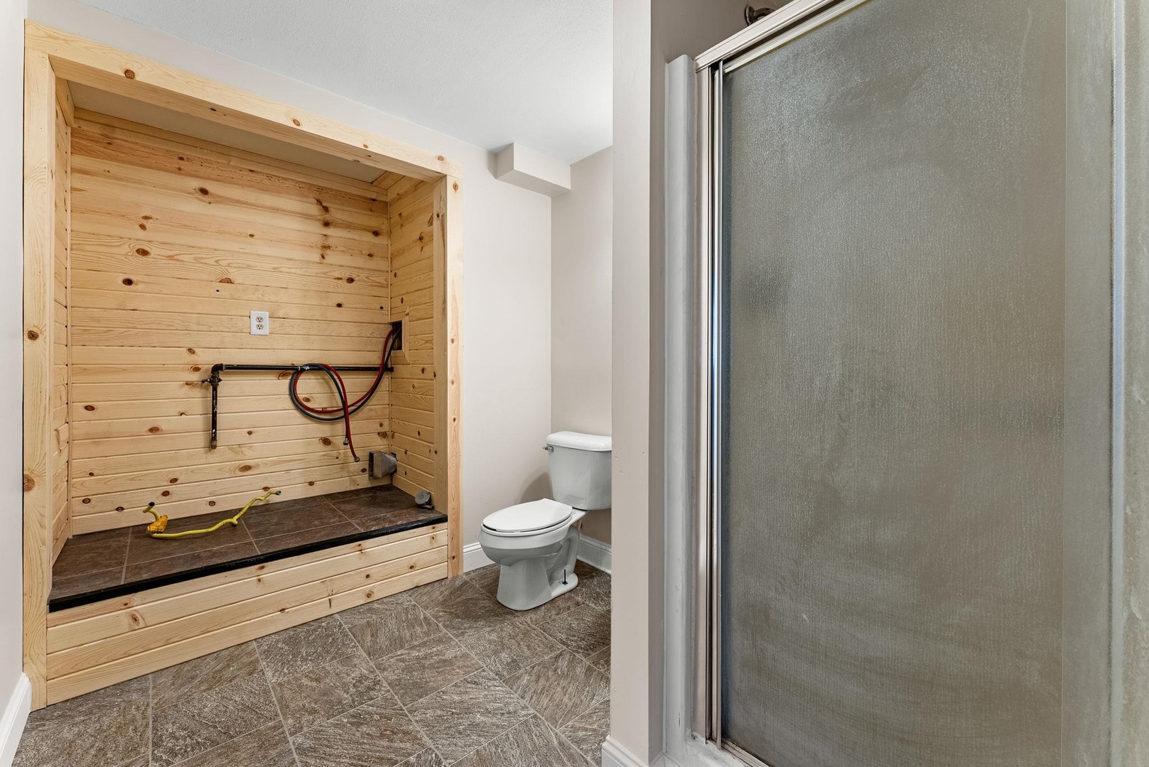 1920 River Vista Road Muscatine, IA 52761 - Photo 23 of 24 a bathroom with a toilet and a shower