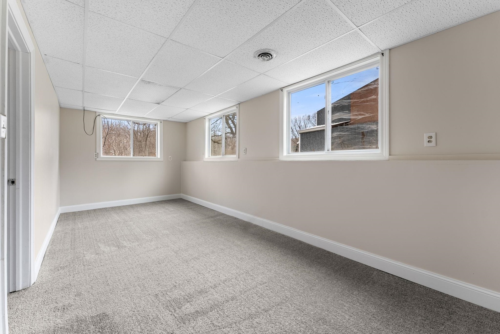 1920 River Vista Road Muscatine, IA 52761 - Photo 24 of 24 an empty room with windows