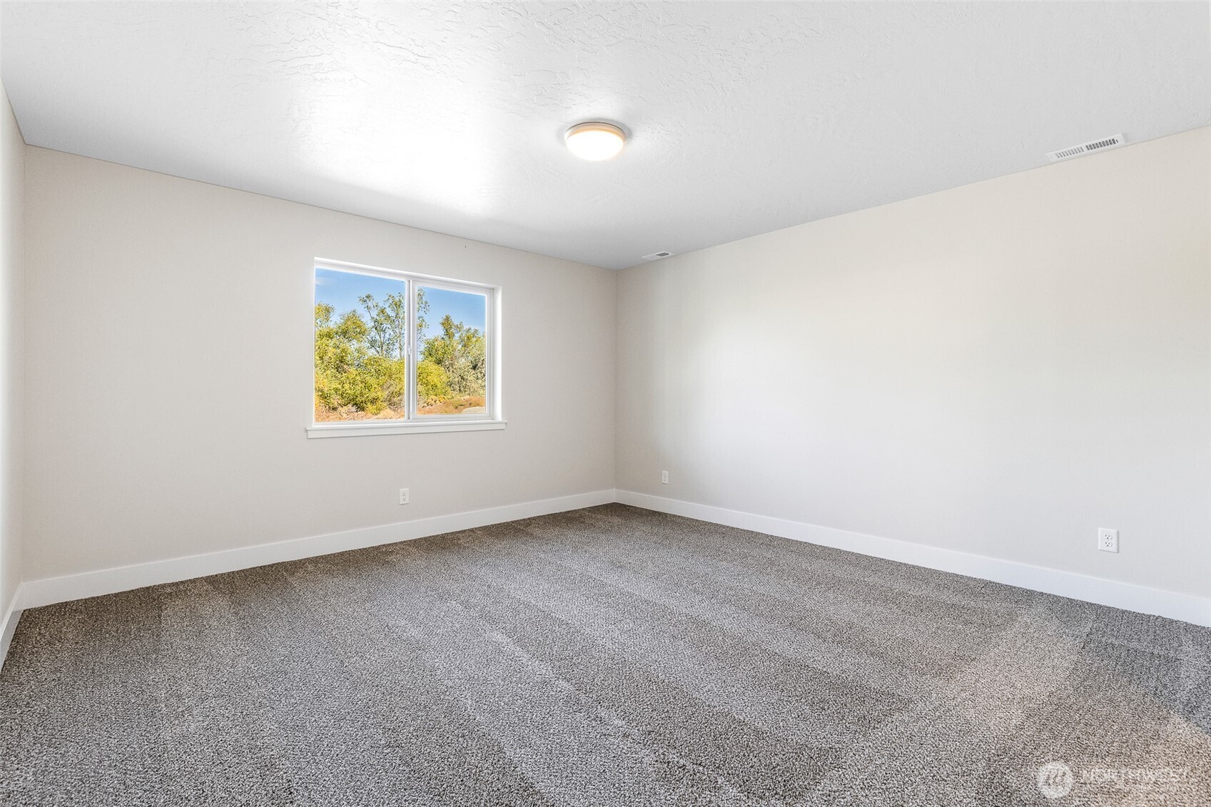 4246 Sandy Street Moses Lake, WA 98837 - Photo 18 of 29 an empty room with a window
