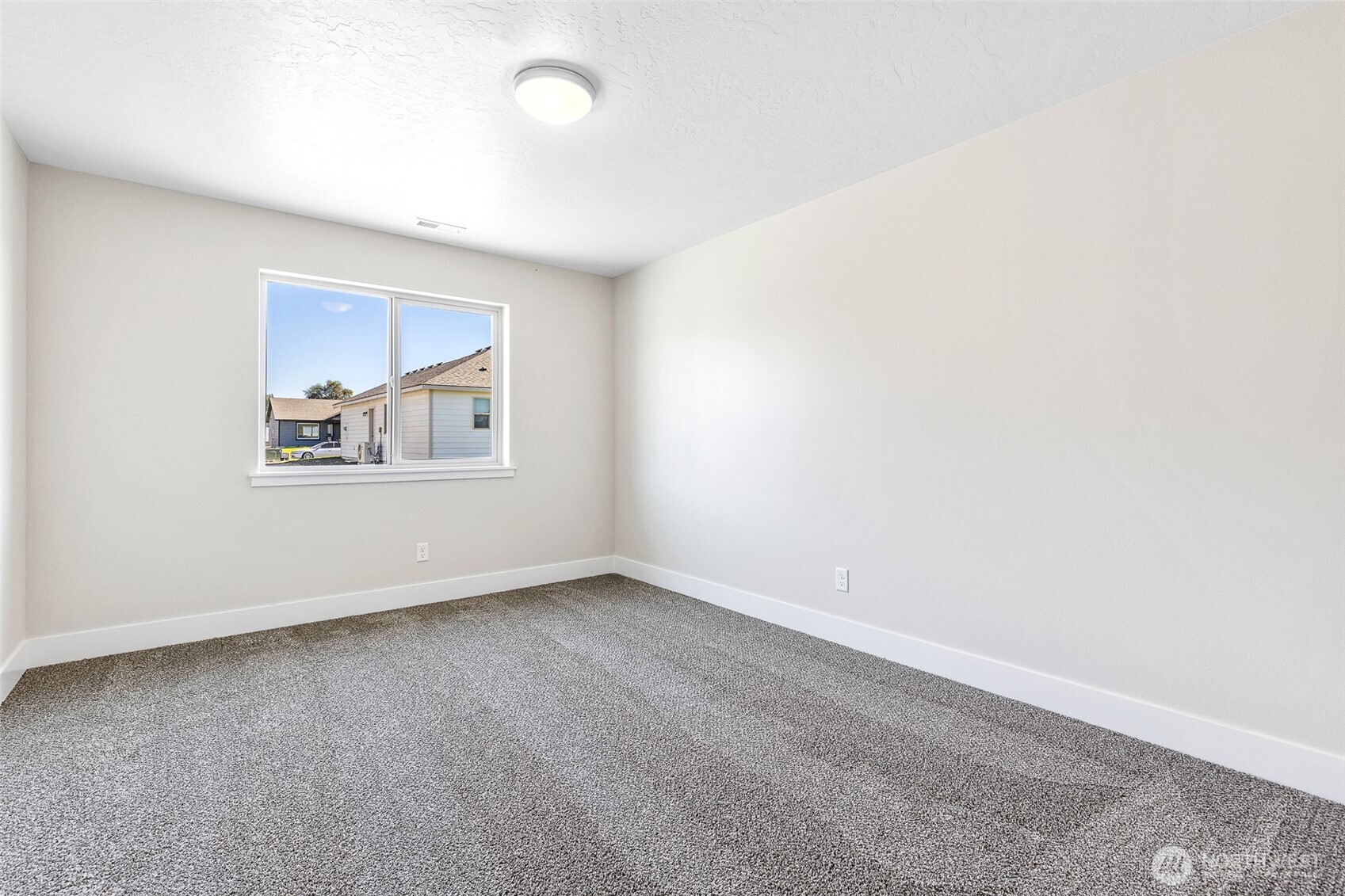 4246 Sandy Street Moses Lake, WA 98837 - Photo 19 of 29 an empty room with windows