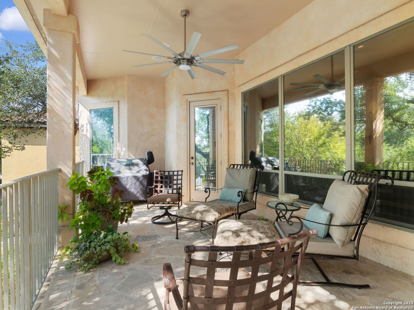 31 Stratton Lane San Antonio, TX 78257 - Photo 30 of 42 a living room with patio furniture and a potted plant