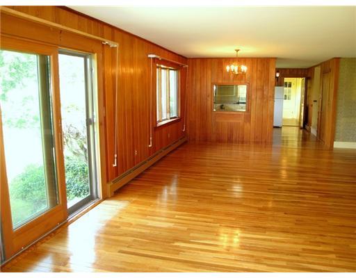 40 Seawood Park Road New Harbor, ME 04554 - Photo 11 of 25 Den/Family/Great Room.