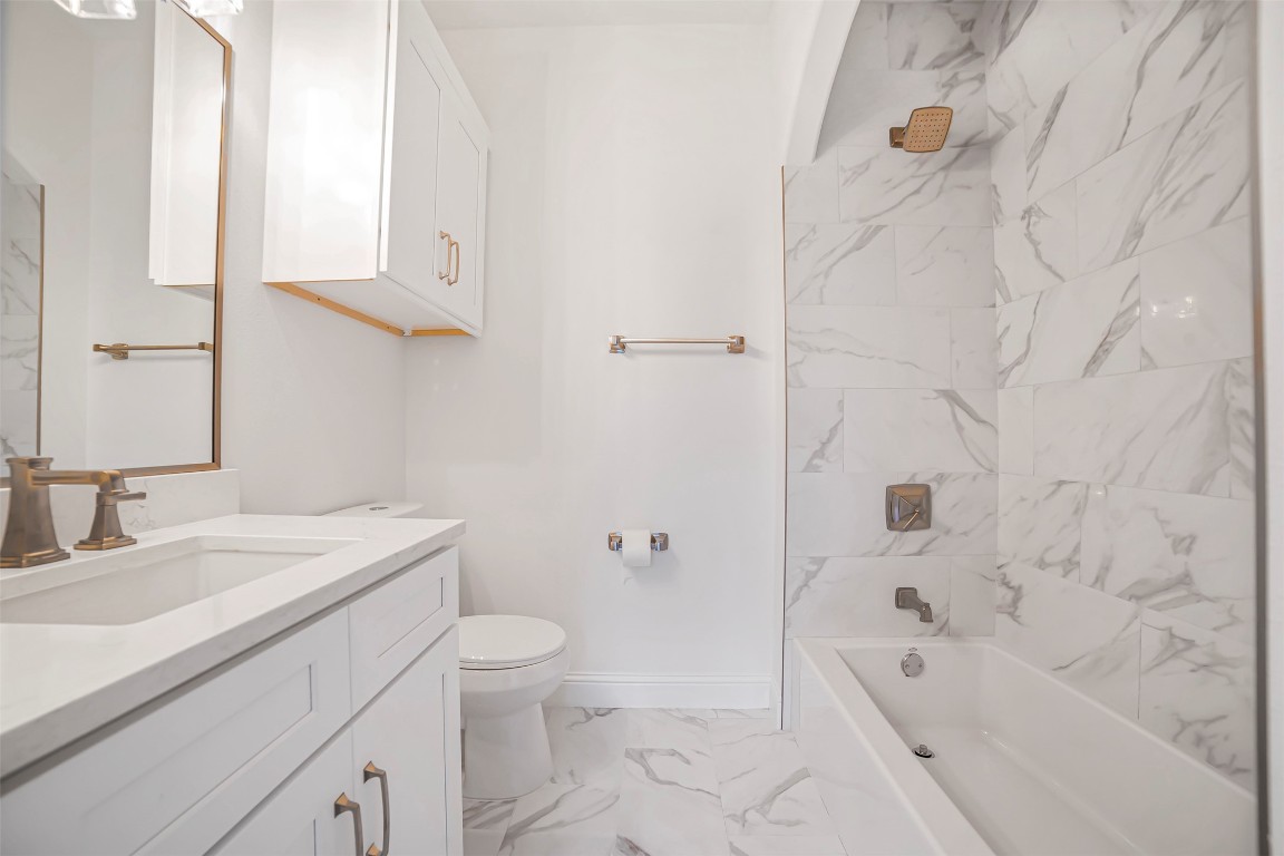 10903 Centennial Trail Austin, TX 78726 - Photo 21 of 31 Bathroom in upstairs master bedroom