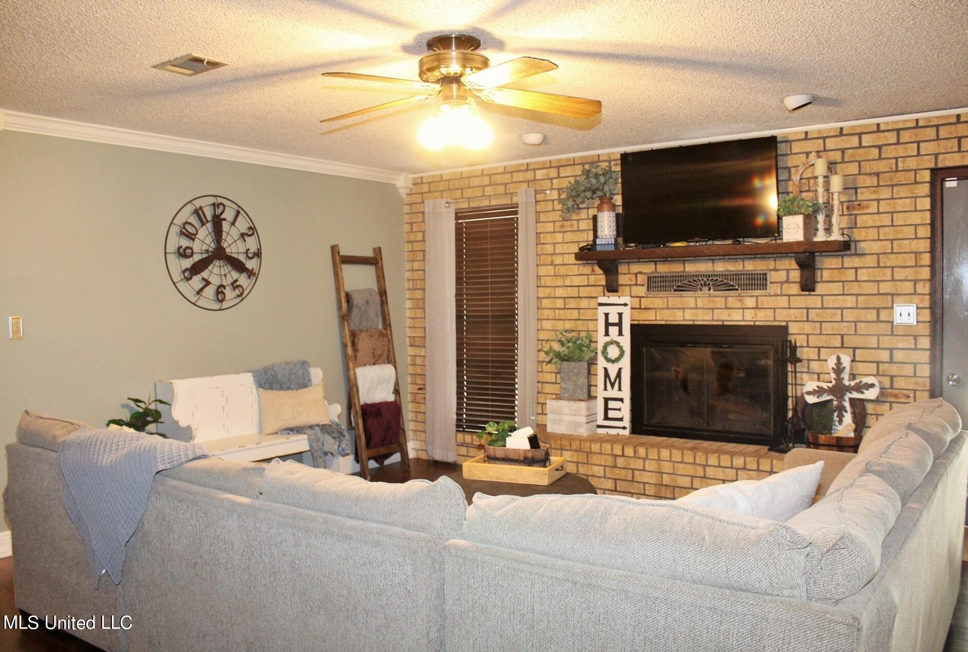 121 Quail Run Road Lucedale, MS 39452 - Photo 3 of 24 3-Living Room