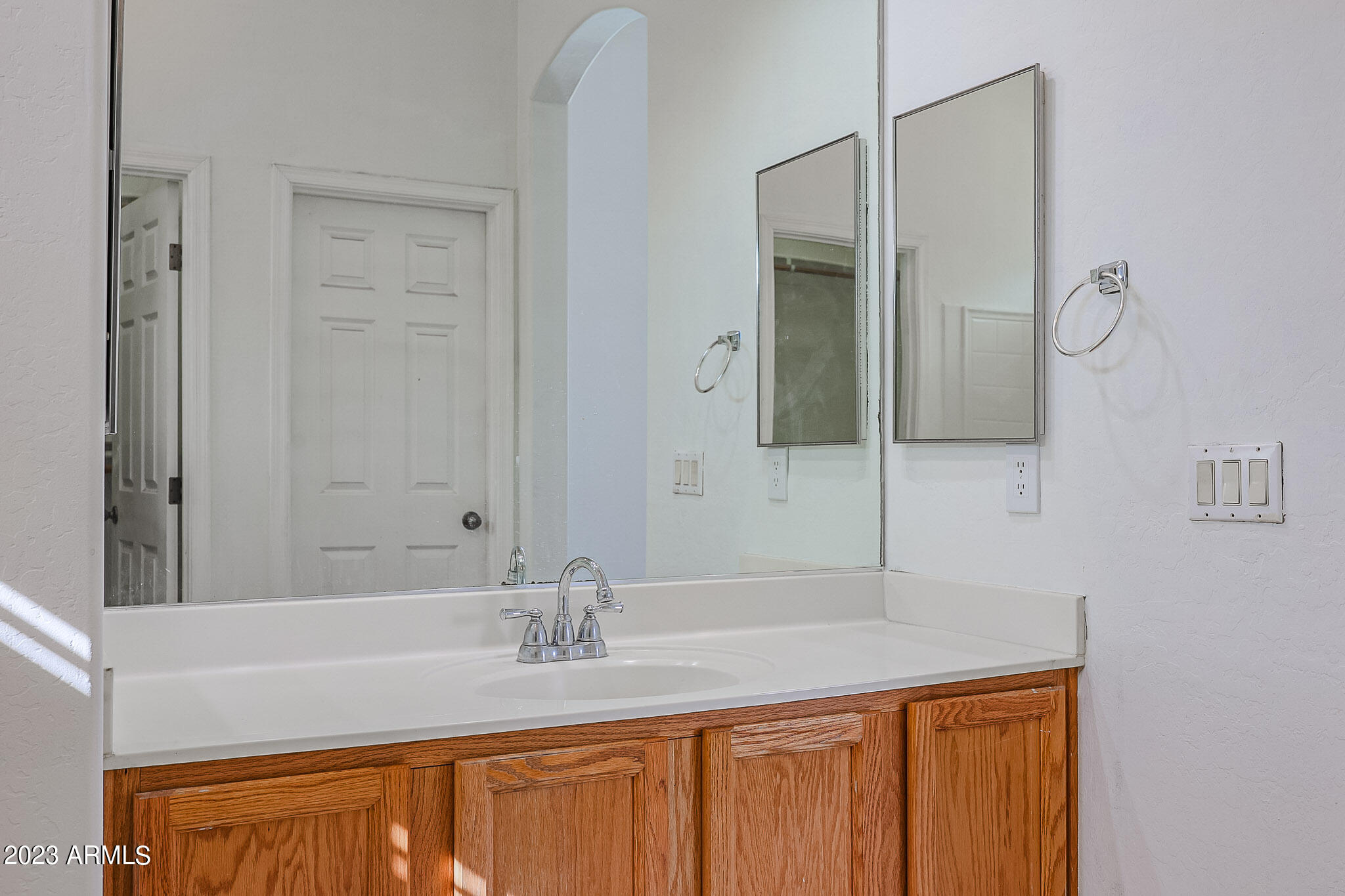 1119 West Carson Road Phoenix, AZ 85041 - Photo 18 of 21 Owner's bath