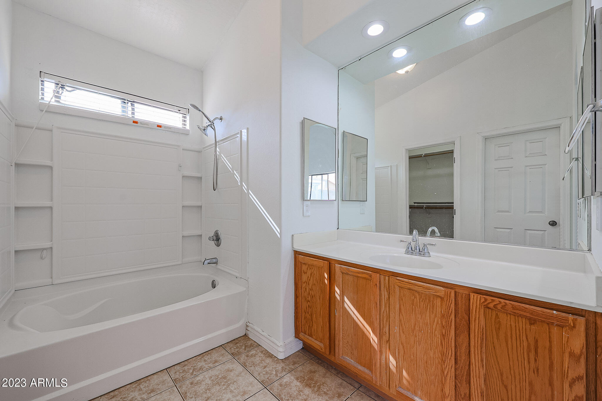 1119 West Carson Road Phoenix, AZ 85041 - Photo 6 of 21 Owner's bath