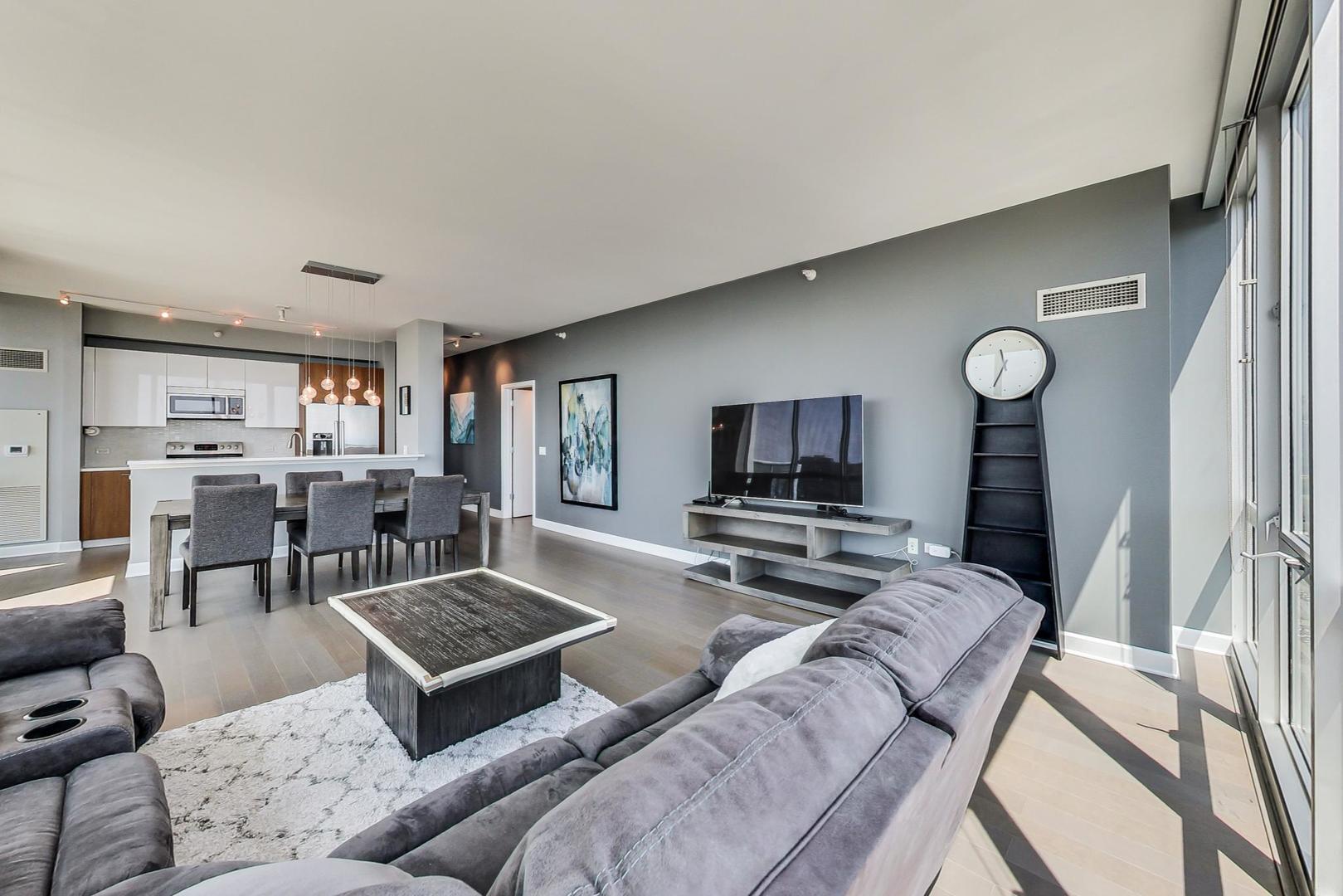 Undisclosed Address Chicago, IL 60616 - Photo 8 of 31 a living room with furniture and wooden floor