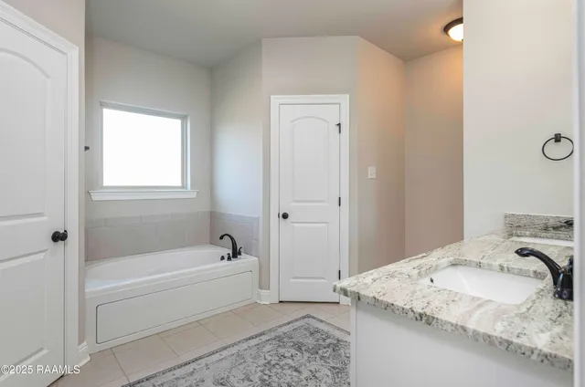 $2,300 | 135 Maddox Jude Drive, Maurice, LA 70555