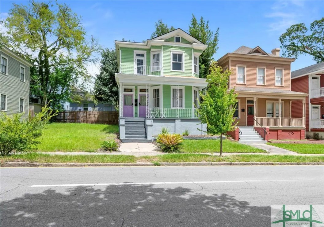 This recently renovated, Victorian-era, private 6-
