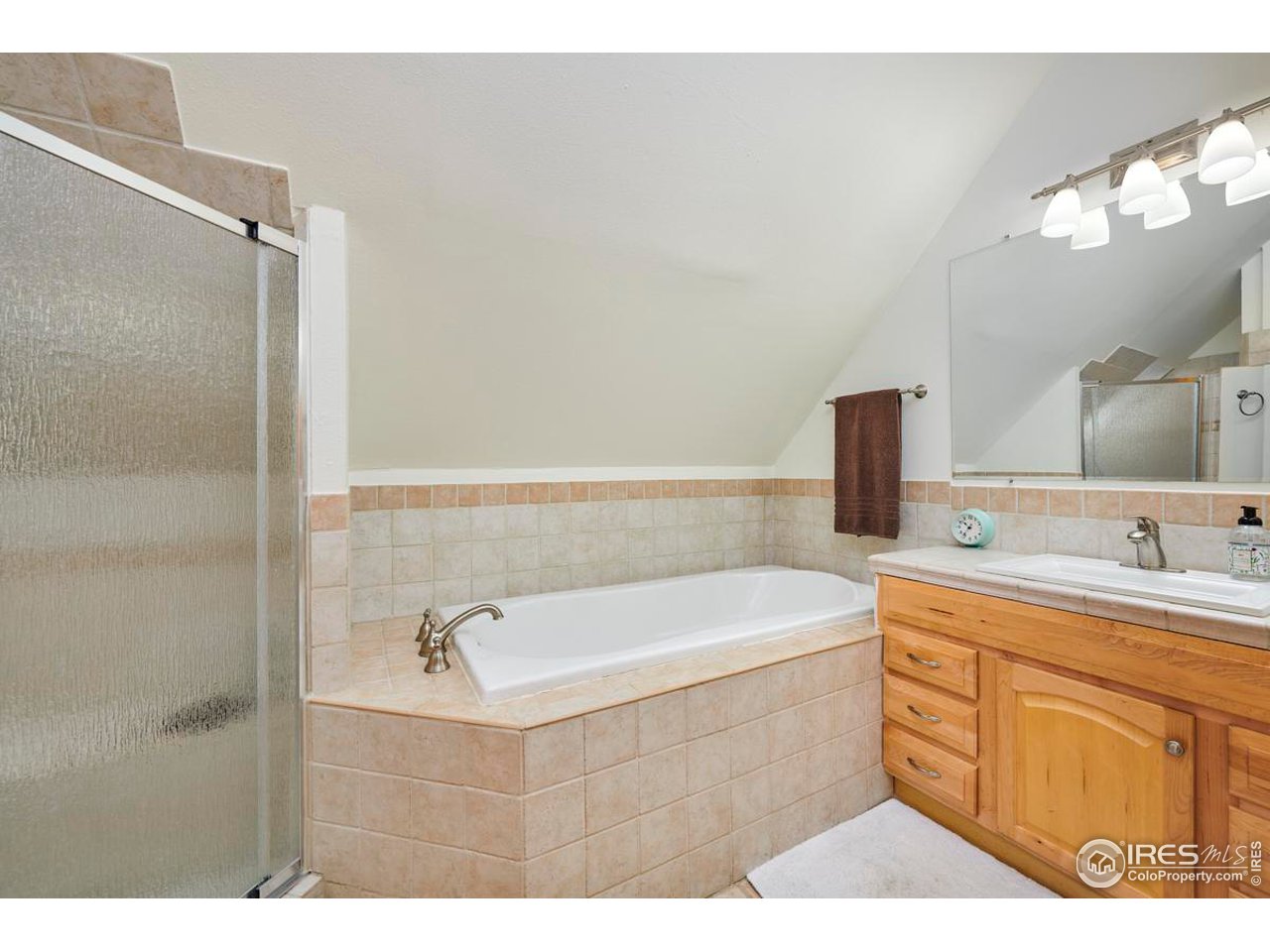 347 Kelly Road East Boulder, CO 80302 - Photo 15 of 30 a spacious bathroom with a tub sink and a mirror