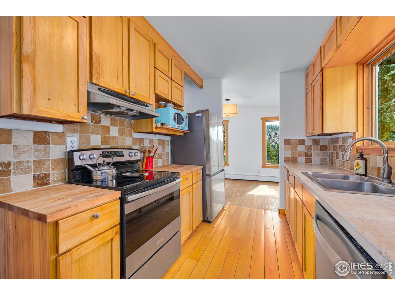 347 Kelly Road East Boulder, CO 80302 - Photo 7 of 30 a kitchen that has a sink and a stove