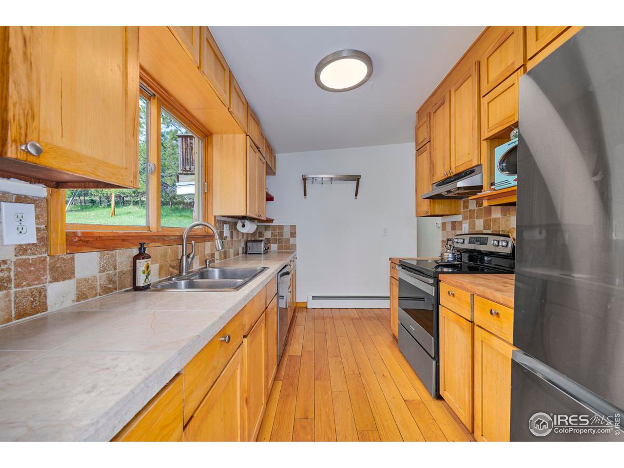 347 Kelly Road East Boulder, CO 80302 - Photo 8 of 30 a very nice looking room with a large window