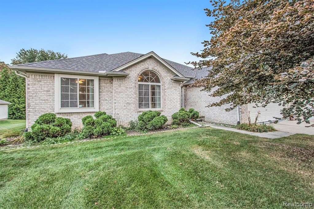 47946 Sugarbush Road New Baltimore, MI 48047 - Photo 2 of 34