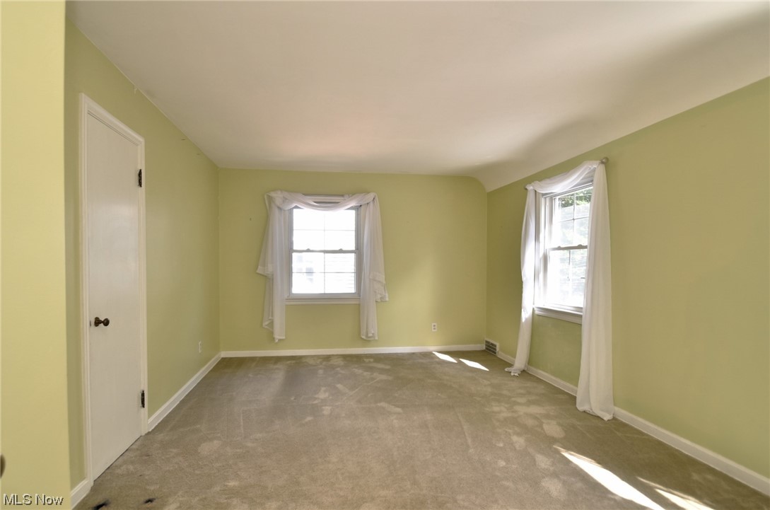 2295 Loyola Road Cleveland, OH 44118 - Photo 21 of 34