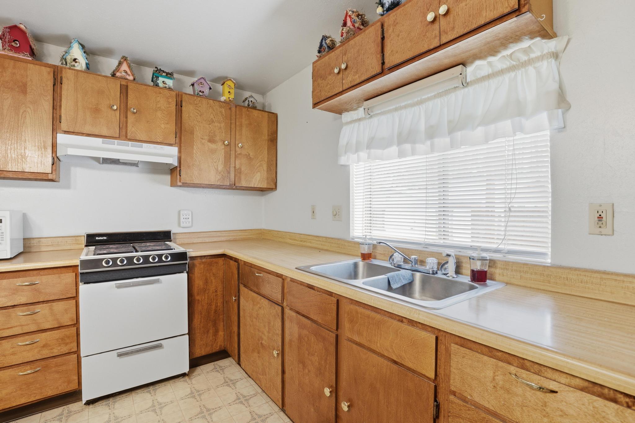 223 Thompson Road Payson, AZ 85541 - Photo 13 of 22 a kitchen with granite countertop a sink and a stove