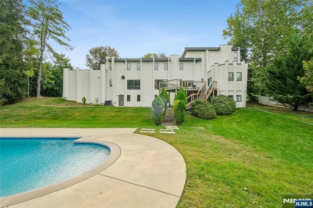 a view of a back yard