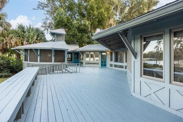 a view of a back yard