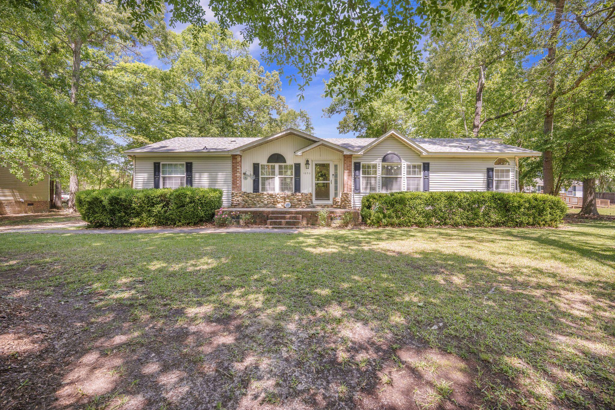 1090 Limerick Lane Manning, SC 29102 - Photo 1 of 47 WELCOME HOME