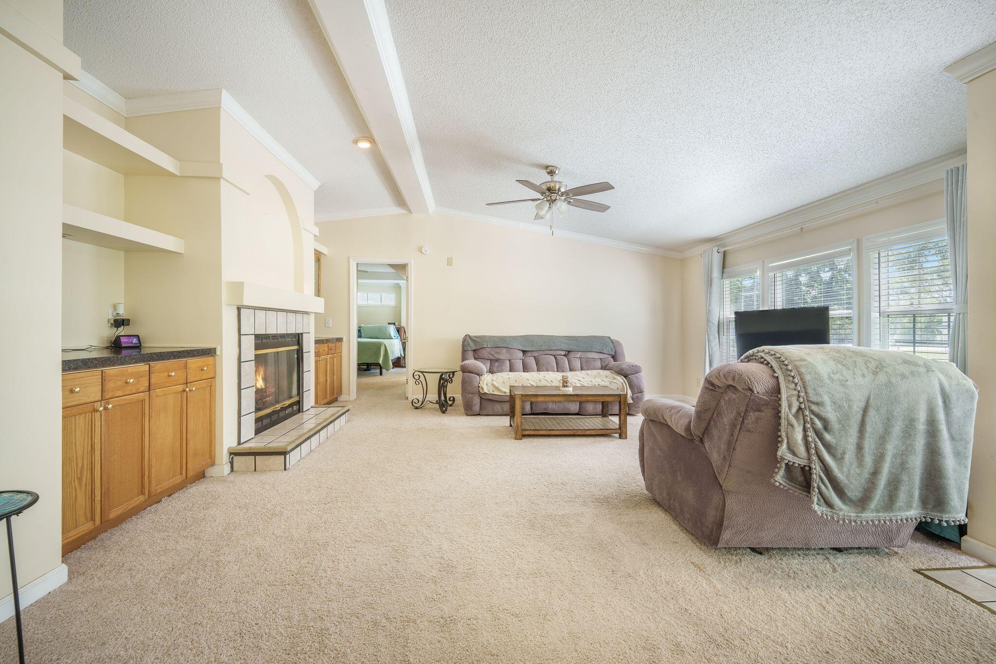 1090 Limerick Lane Manning, SC 29102 - Photo 10 of 47 Vaulted Ceilings