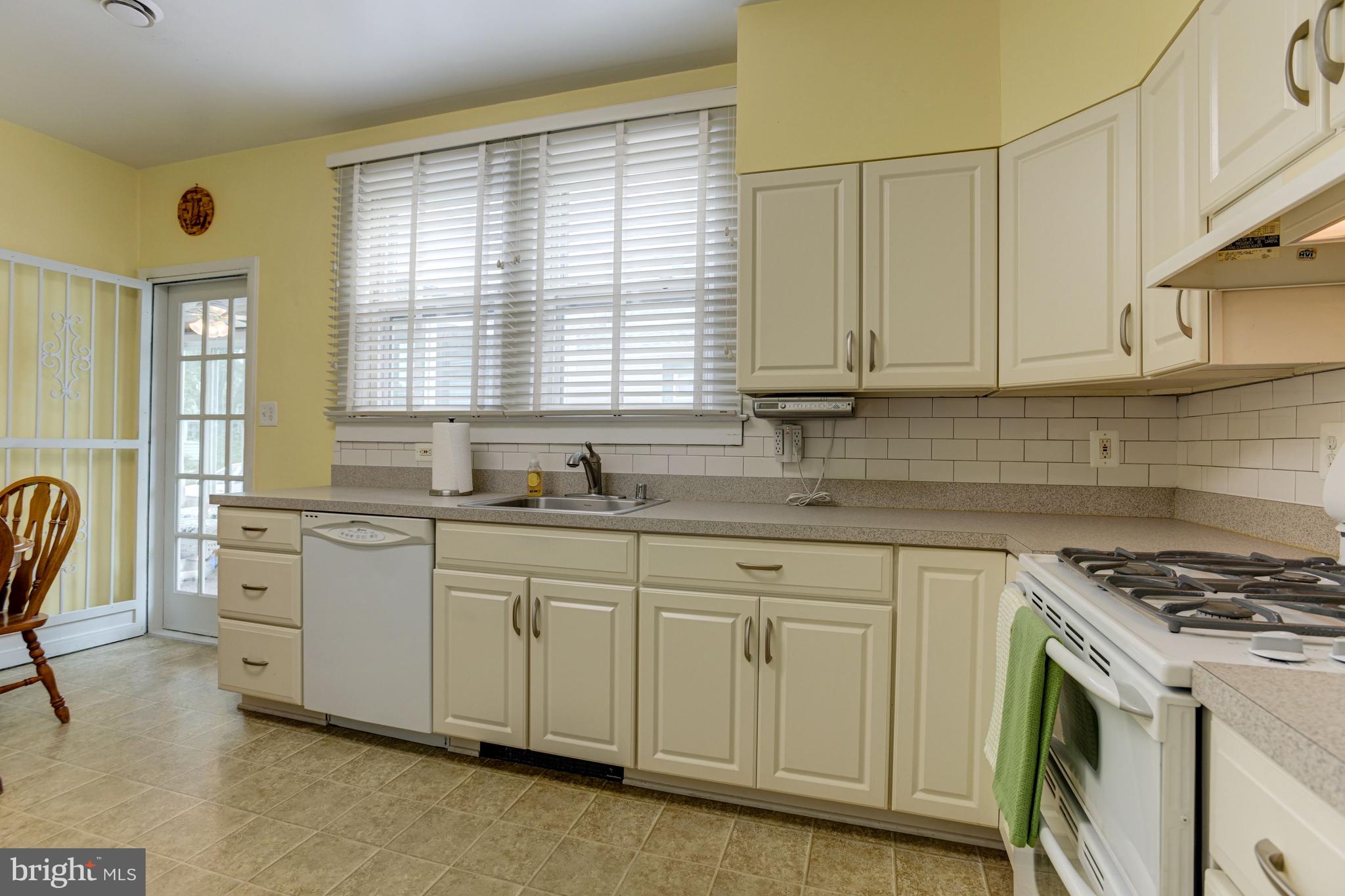 4307 Fordham Road Baltimore, MD 21229 - Photo 15 of 44 Eat-In Kitchen