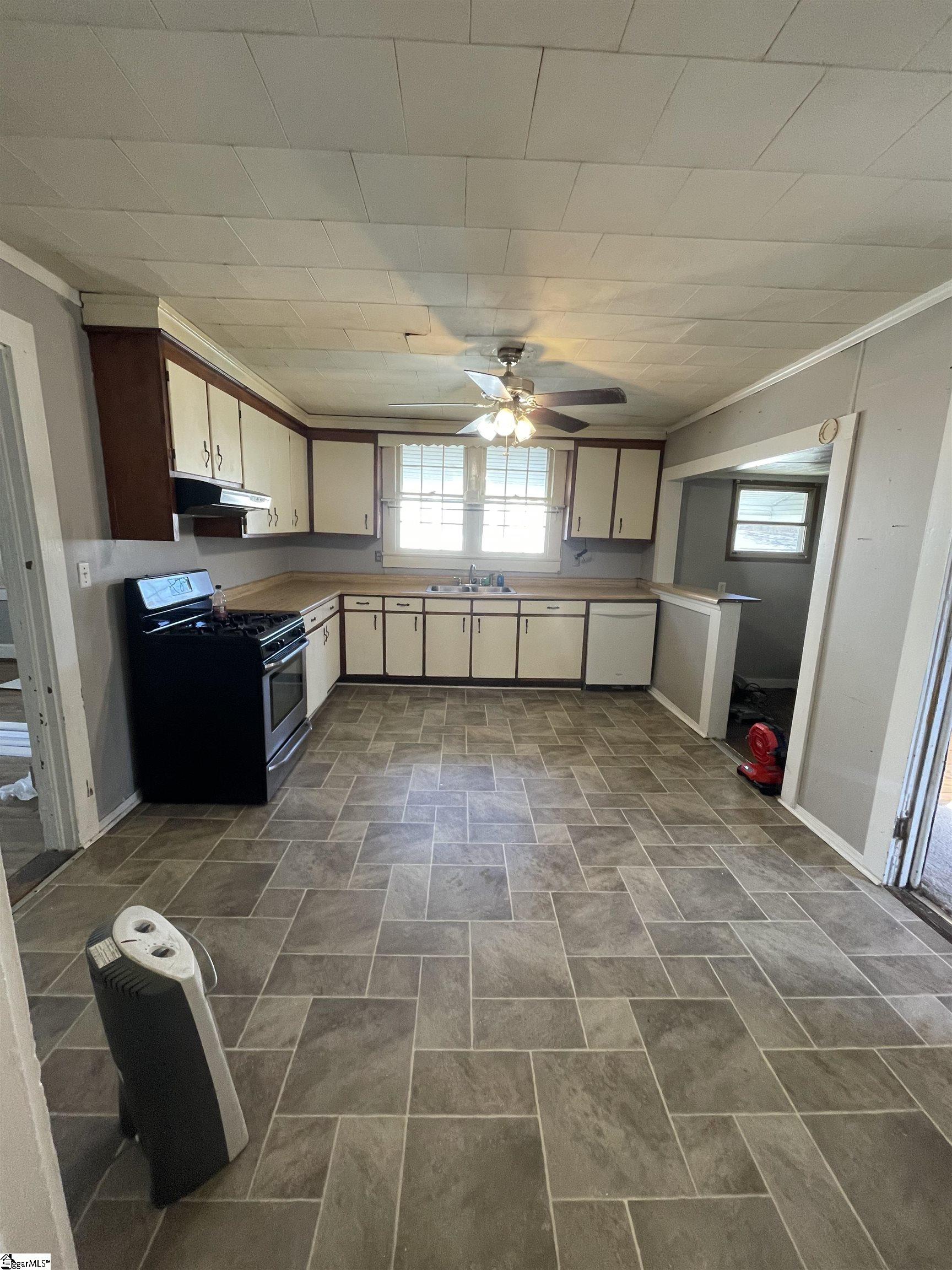 306 Chestnut Street Clinton, SC 29325 - Photo 3 of 14 Gallery Image 3