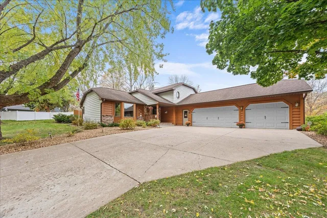 $489,000 | 410 River Hills Road, River Falls, WI 54022