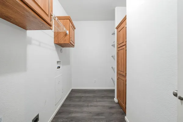 a view of a house with backyard and garden