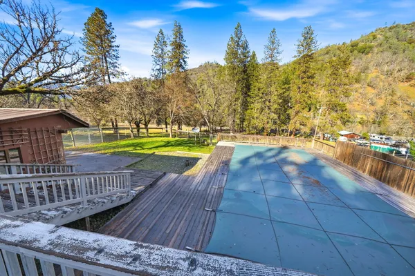 a view of a house with backyard and garden