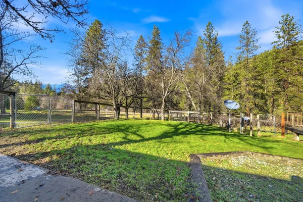 a view of a house with backyard