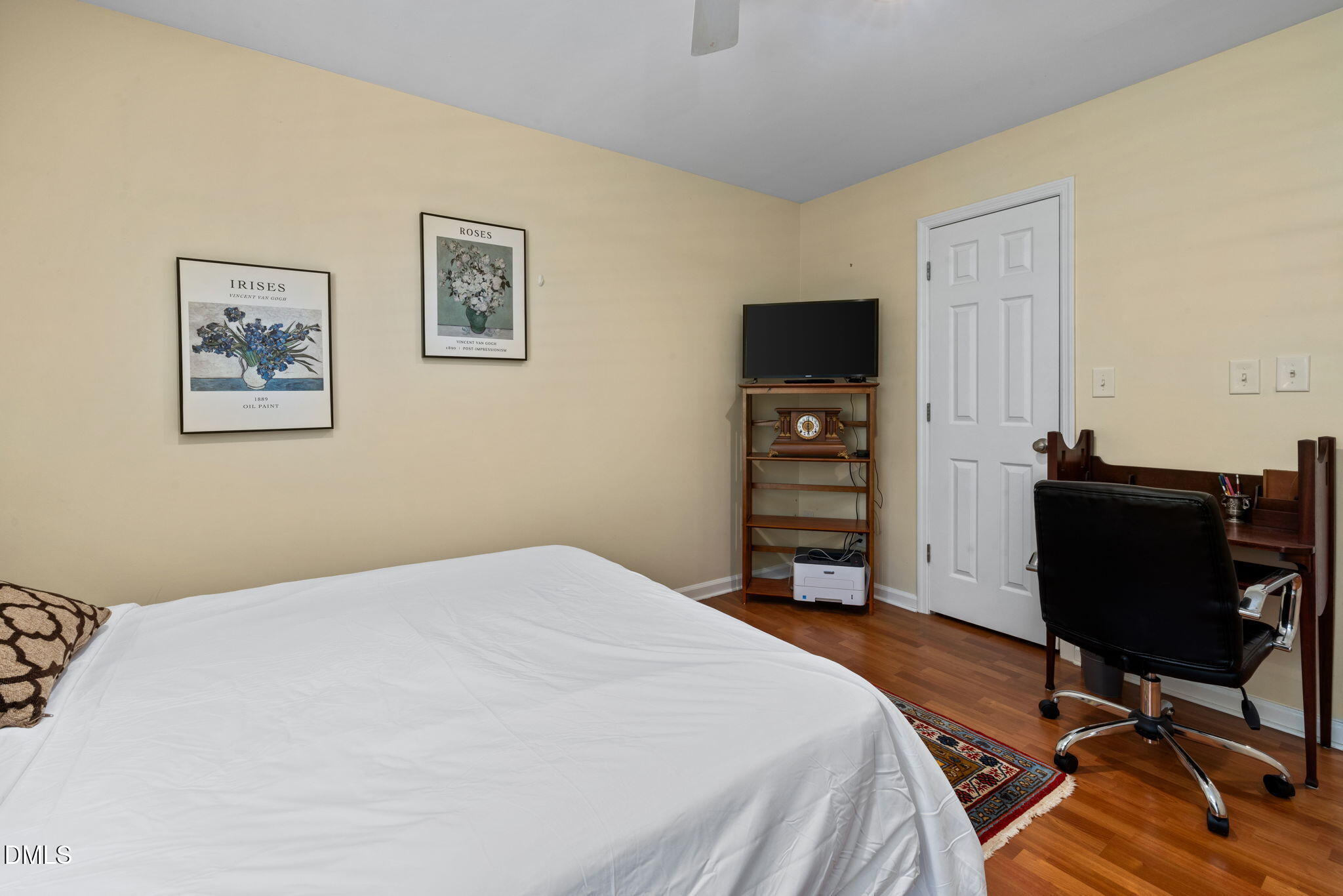 1003 Kingswood Drive, Unit N Chapel Hill, NC 27517 - Photo 13 of 23 a bedroom with a bed and a chair