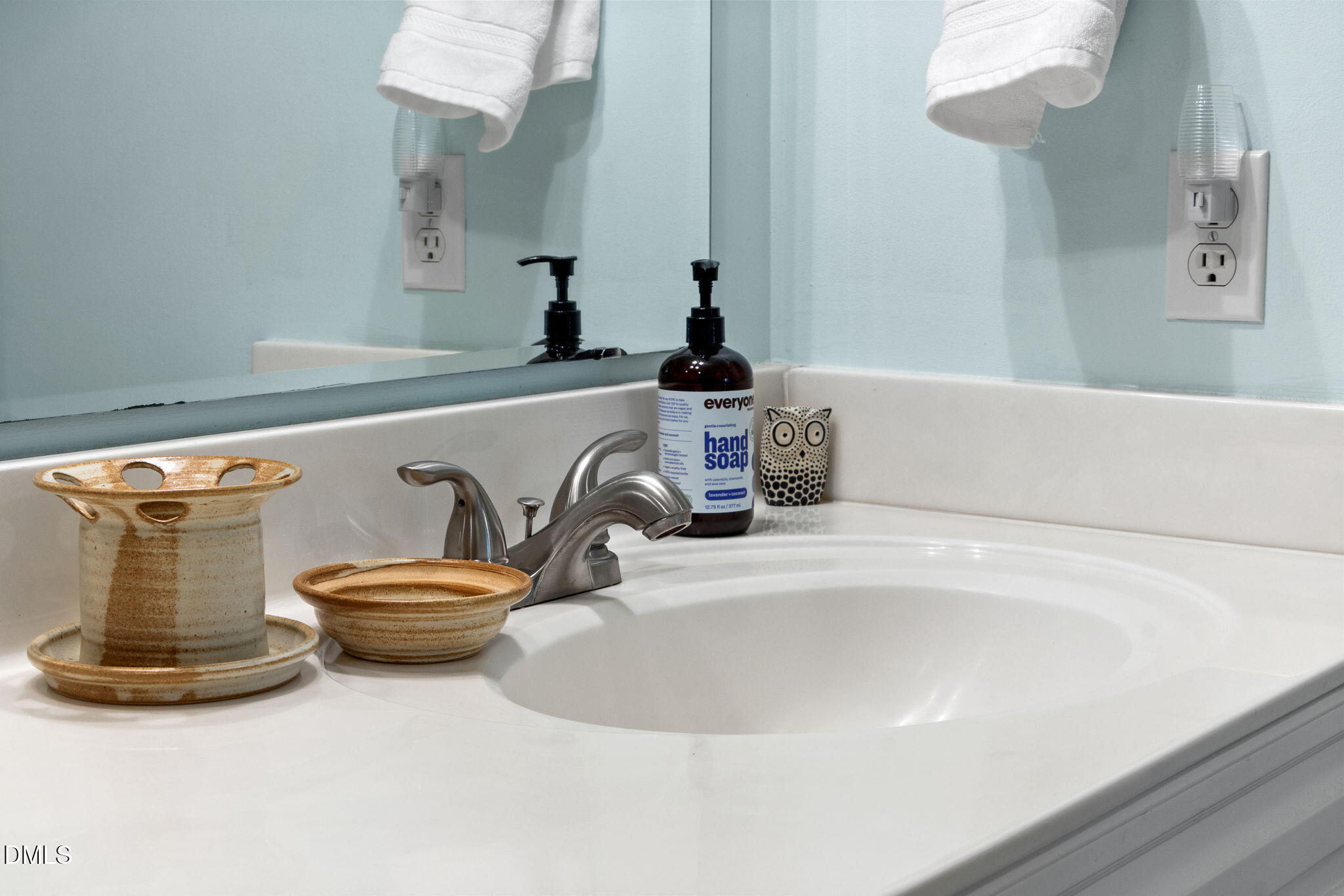 1003 Kingswood Drive, Unit N Chapel Hill, NC 27517 - Photo 15 of 23 a bathroom with a sink and a mirror