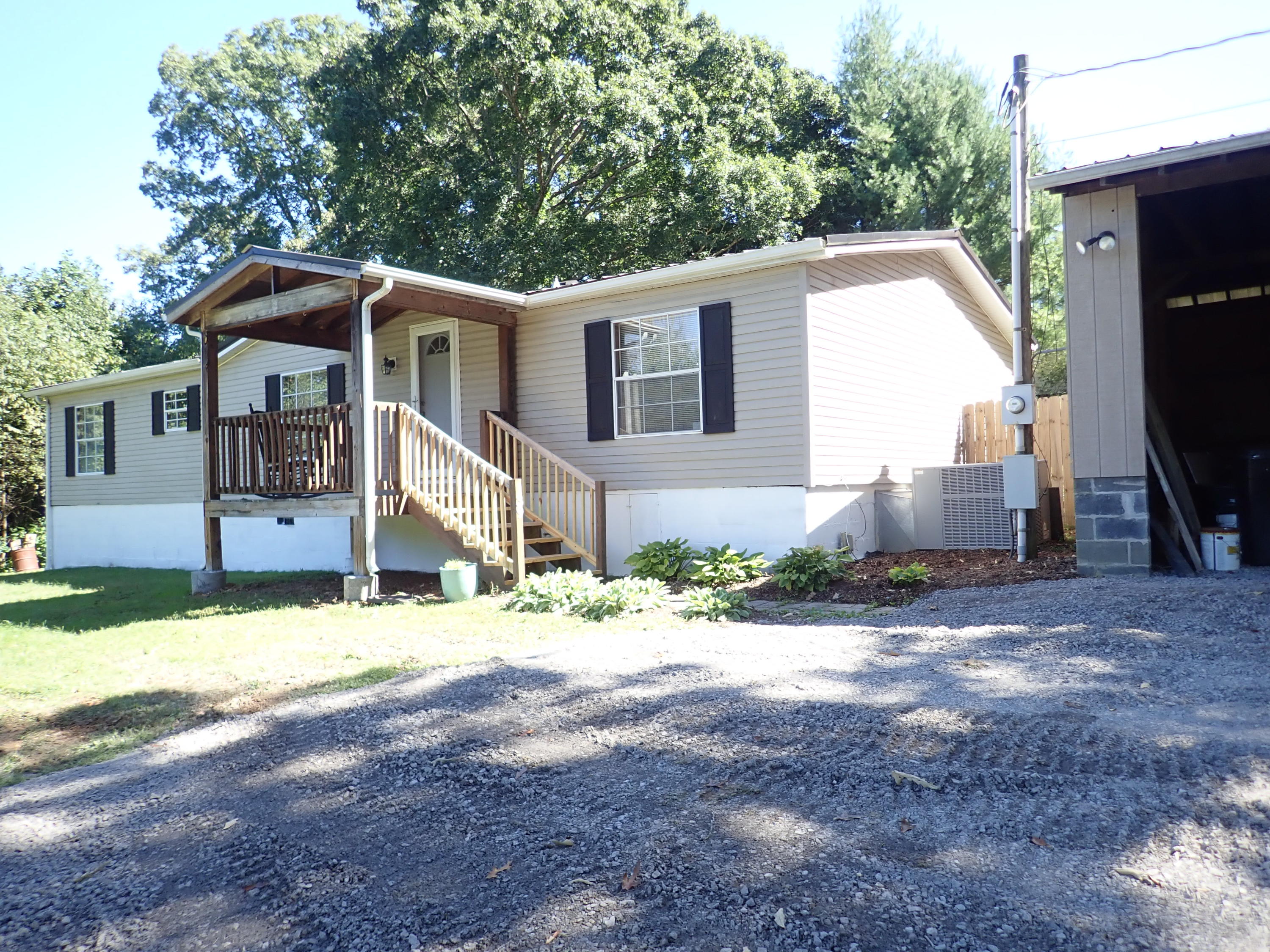 139 Leach Road Johnson City, TN 37601 - Photo 2 of 15 P9191000