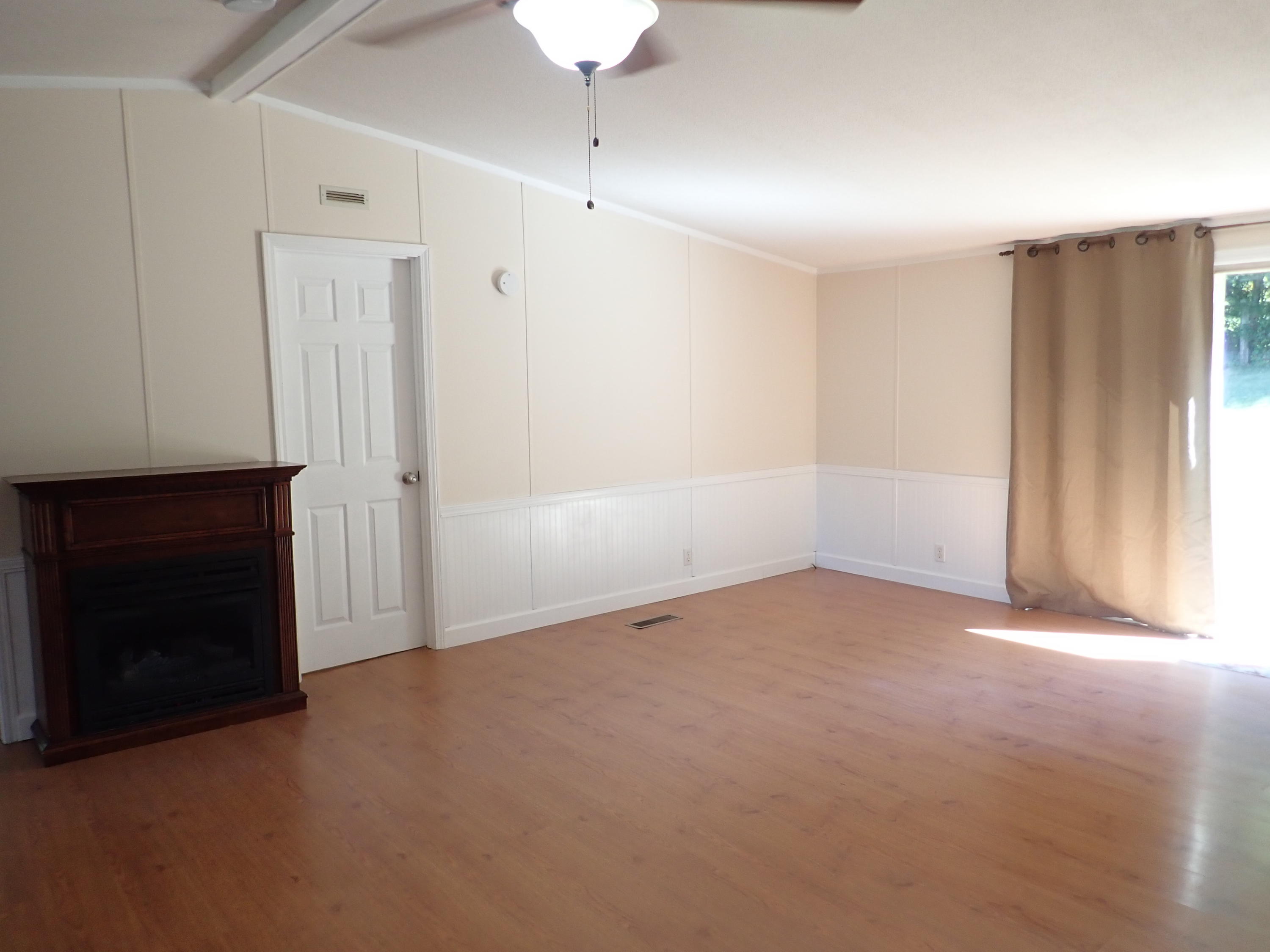 139 Leach Road Johnson City, TN 37601 - Photo 4 of 15 P9190985
