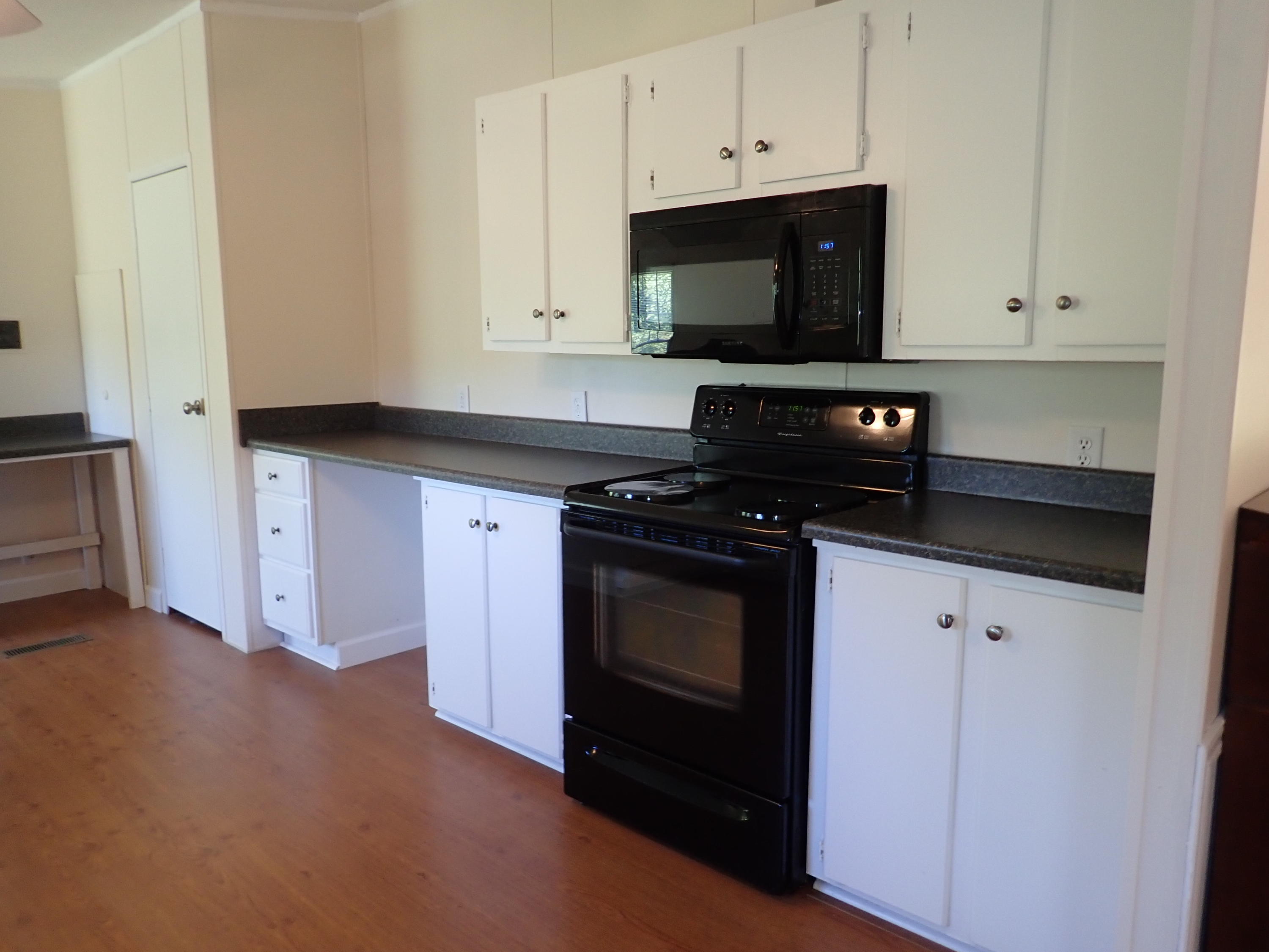 139 Leach Road Johnson City, TN 37601 - Photo 6 of 15 P9190983