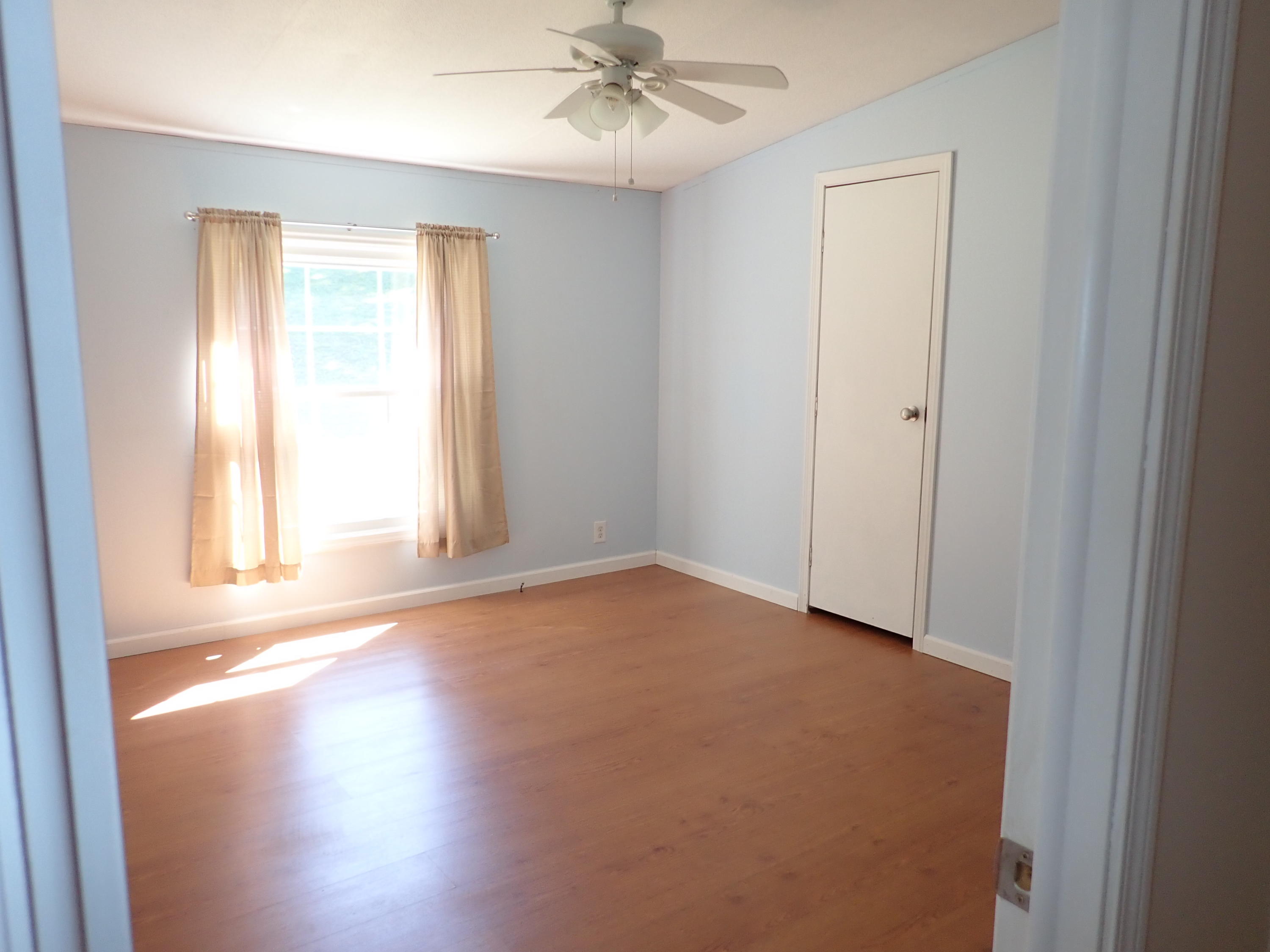 139 Leach Road Johnson City, TN 37601 - Photo 9 of 15 P9190986