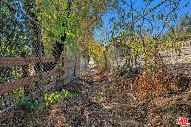 a view of a fountain in front of a building