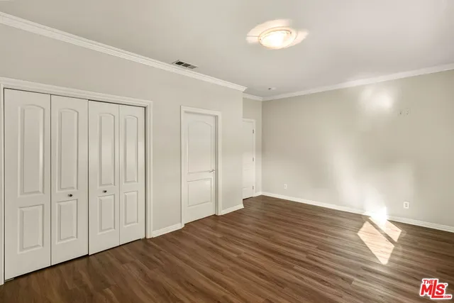 a view of backyard with a garden