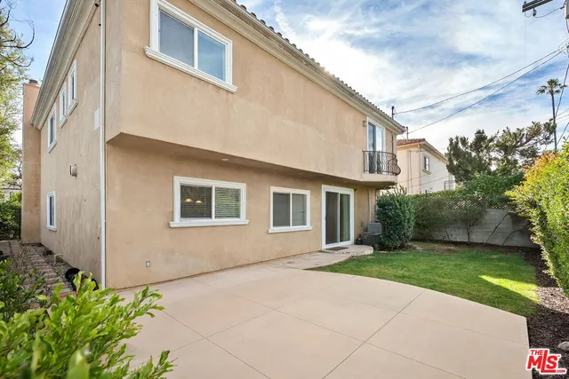 a view of a back yard of the house