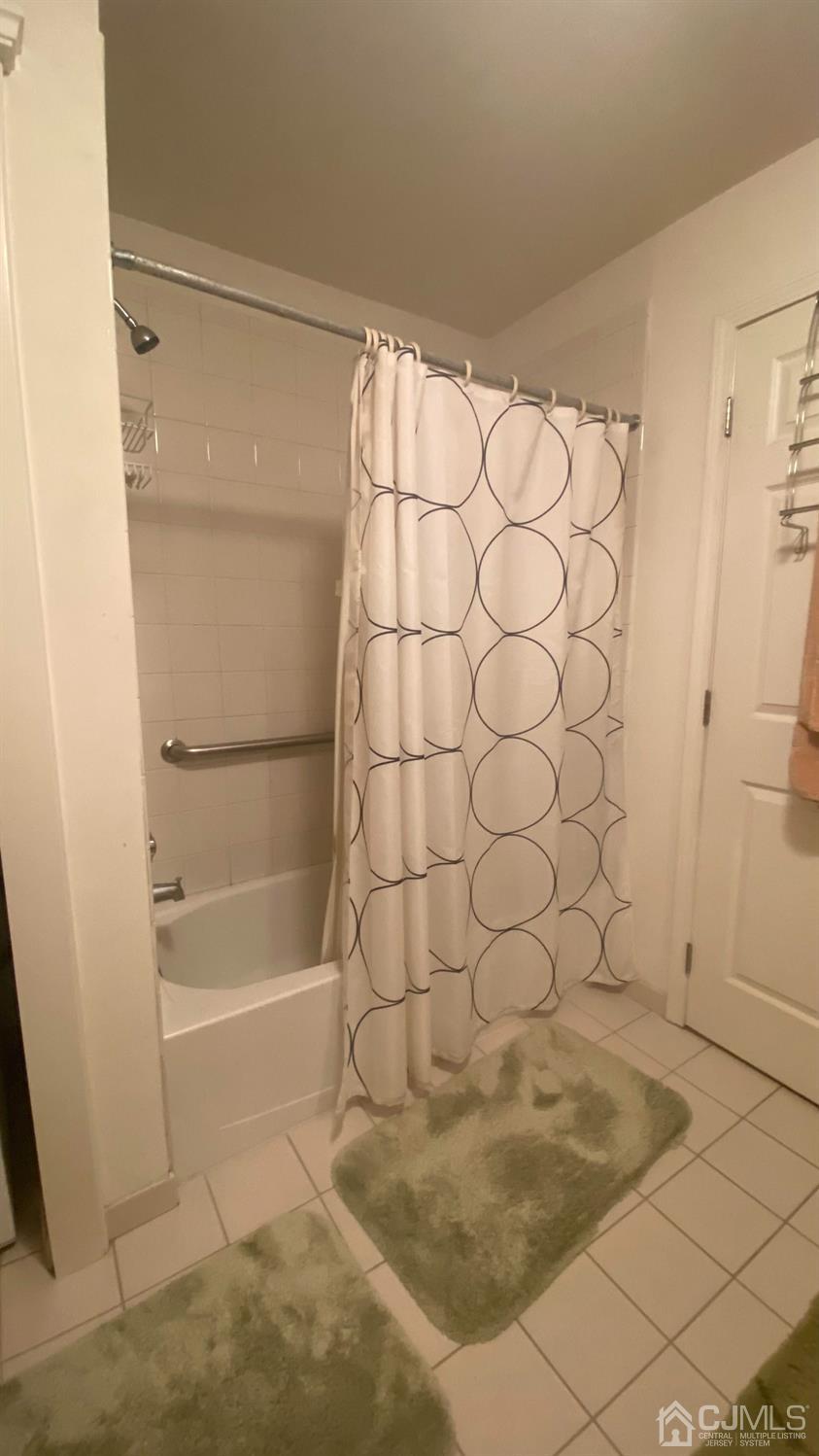 47 Liddle Avenue Edison, NJ 08837 - Photo 15 of 16 a bathroom with a bathtub
