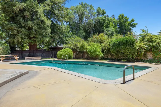 a view of a backyard