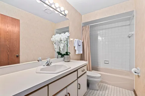 $409,900 | 770 Oakwood Lane, Unit D, Brookfield, WI 53045