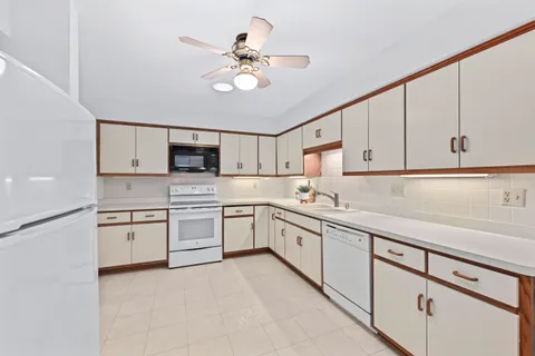 $409,900 | 770 Oakwood Lane, Unit D, Brookfield, WI 53045