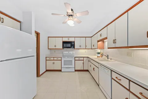 $409,900 | 770 Oakwood Lane, Unit D, Brookfield, WI 53045