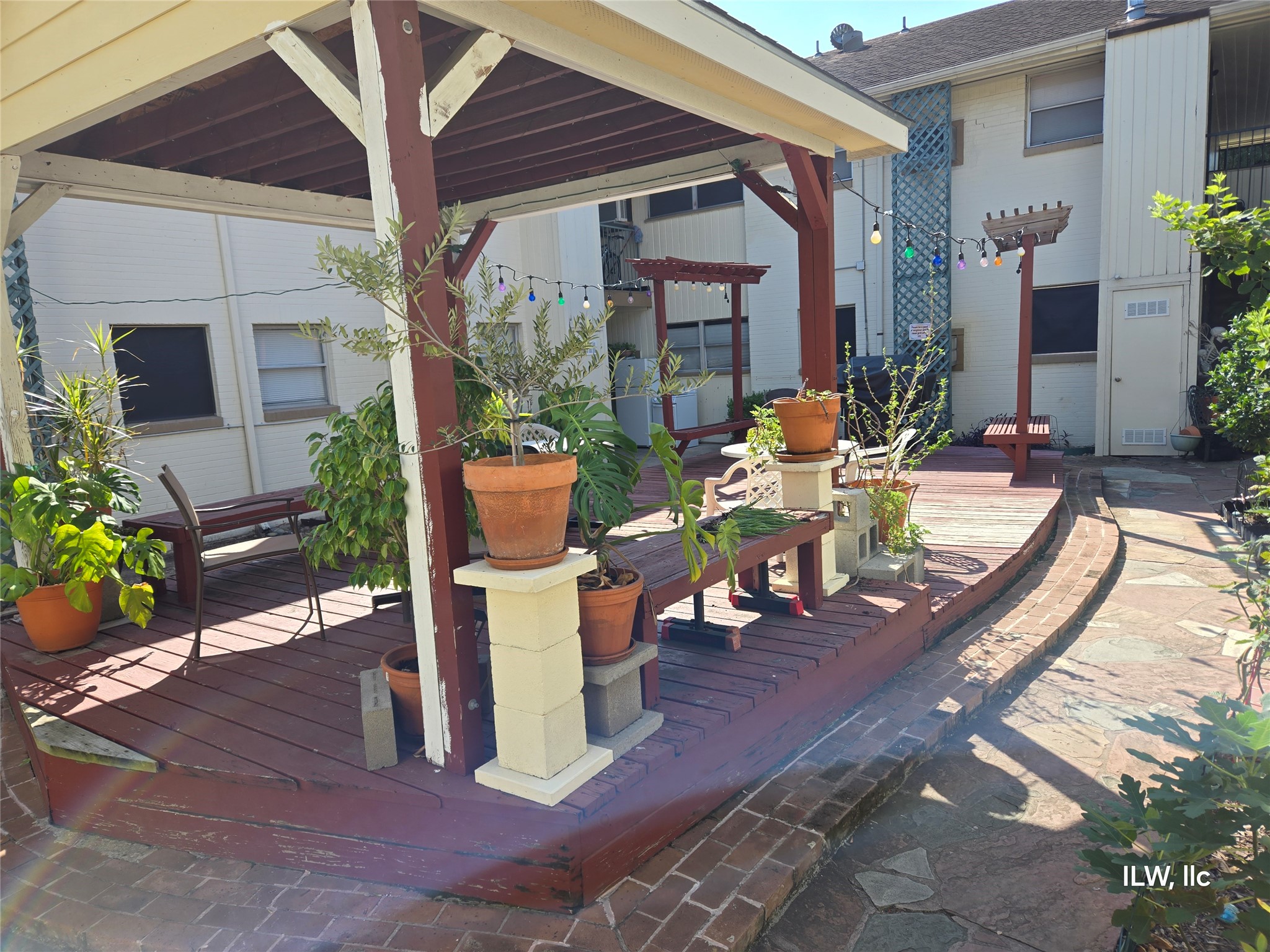 301 Avondale Street, Unit 4 Houston, TX 77006 - Photo 4 of 15 a view of a patio with a table chairs and a potted plant