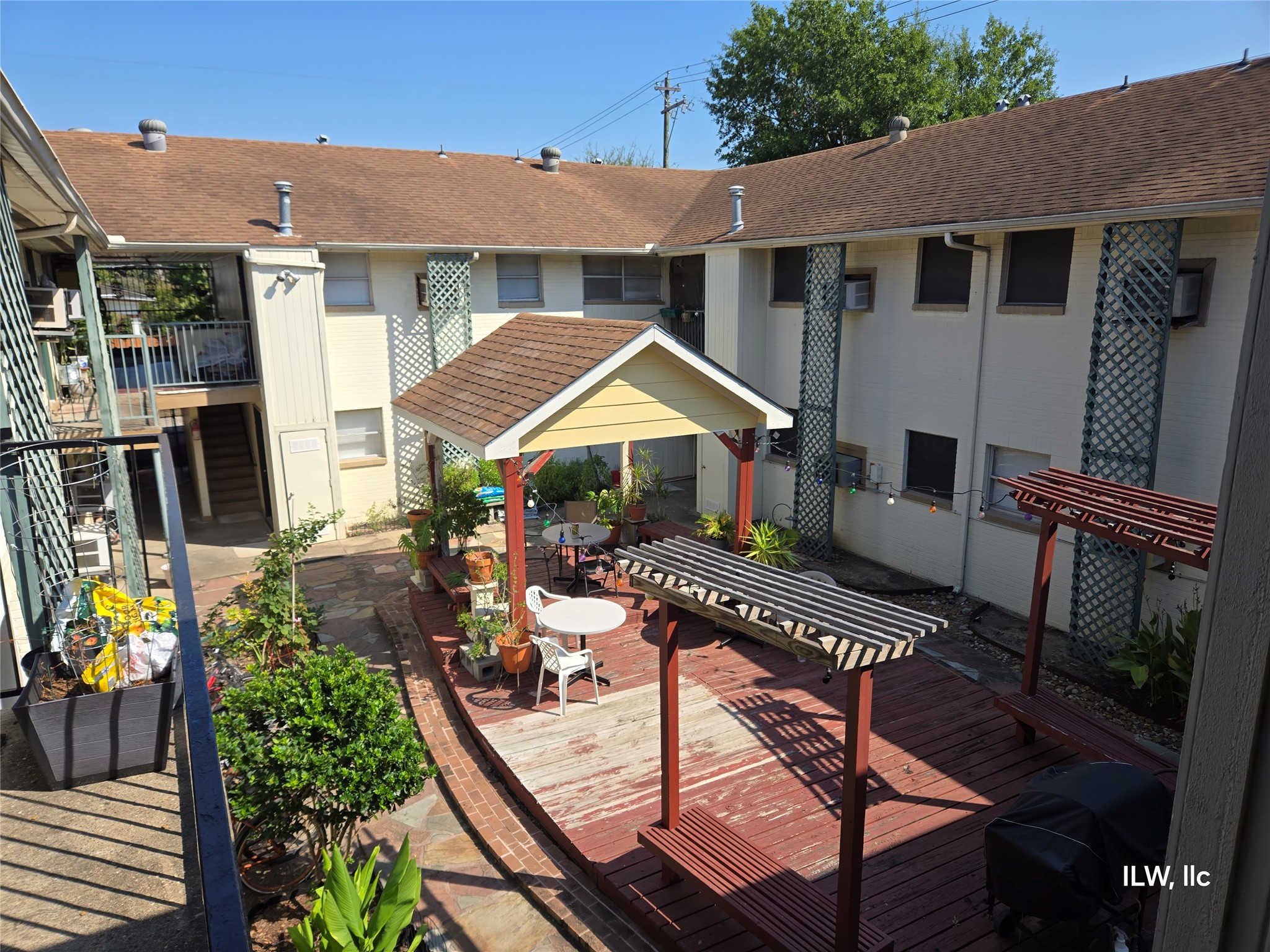 301 Avondale Street, Unit 4 Houston, TX 77006 - Photo 6 of 15 a front view of house with yard and outdoor seating