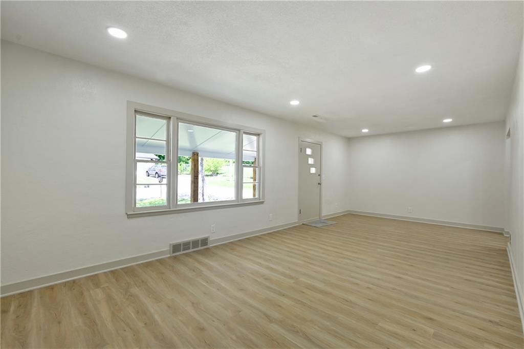 5627 Spring Avenue Kansas City, KS 66104 - Photo 4 of 31