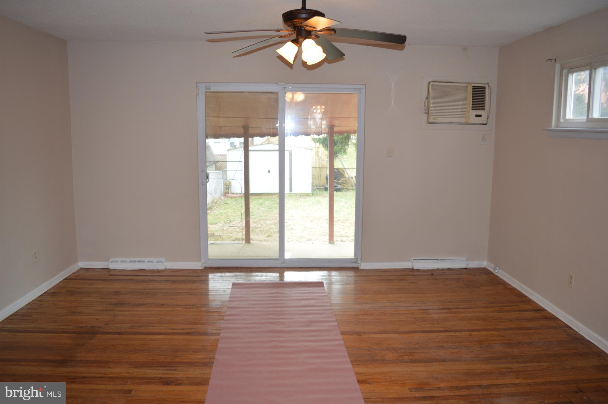 3400 Primrose Road Philadelphia, PA 19114 - Photo 3 of 30 Living Room