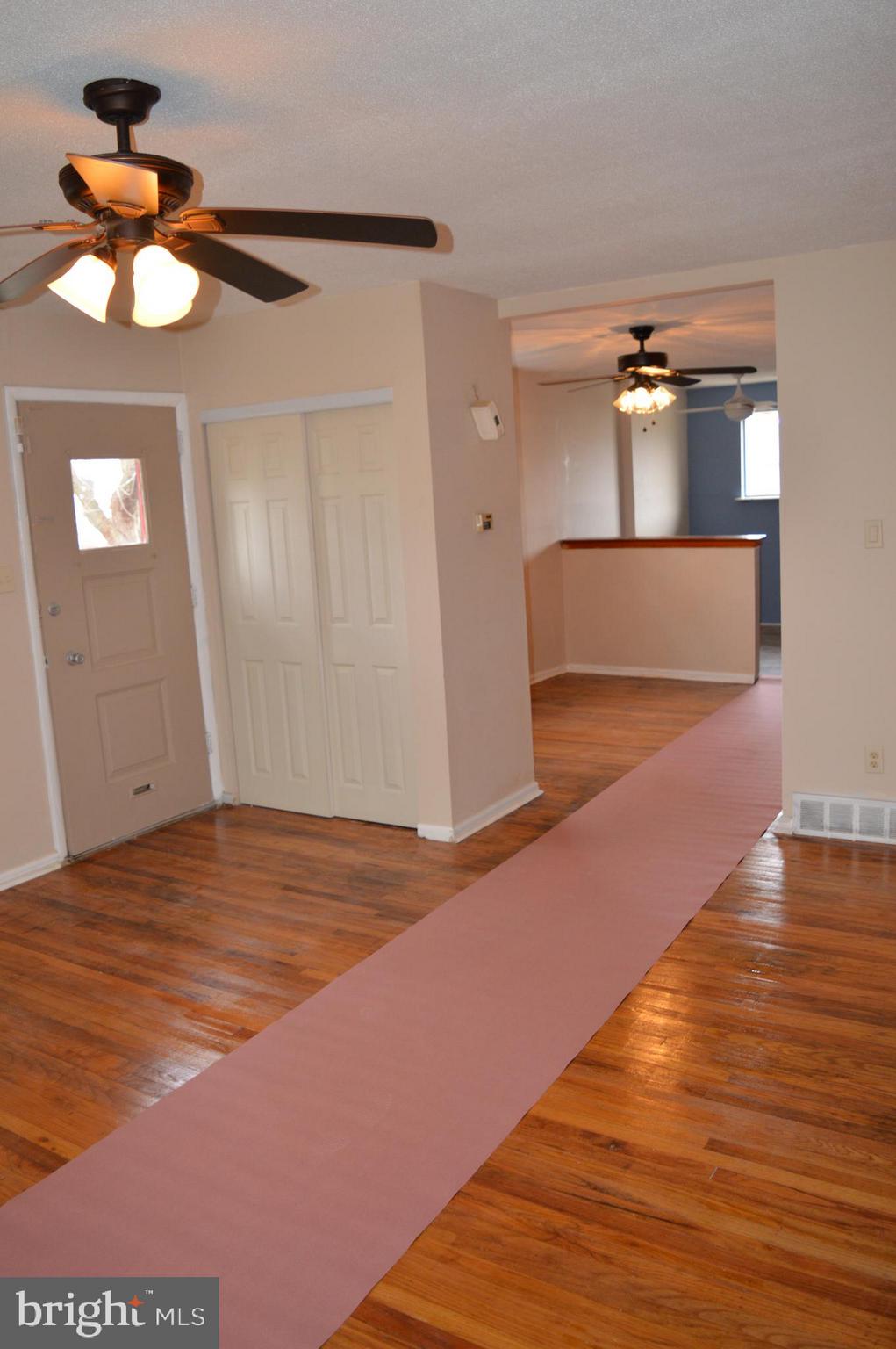 3400 Primrose Road Philadelphia, PA 19114 - Photo 9 of 30 Living Room
