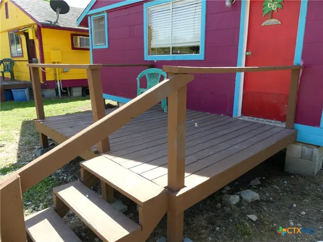a view of sitting area with seating area